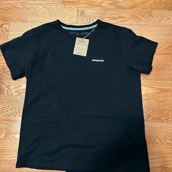 Brand new Patagonia Women’s P-6 Logo Responsibili-Tee. - Picture 5 of 5